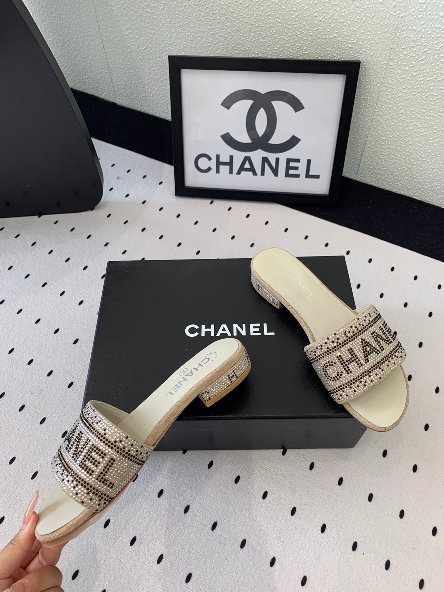 CC RHINESTONE LETTER SLIPPERS BEIGE LAMBSKIN