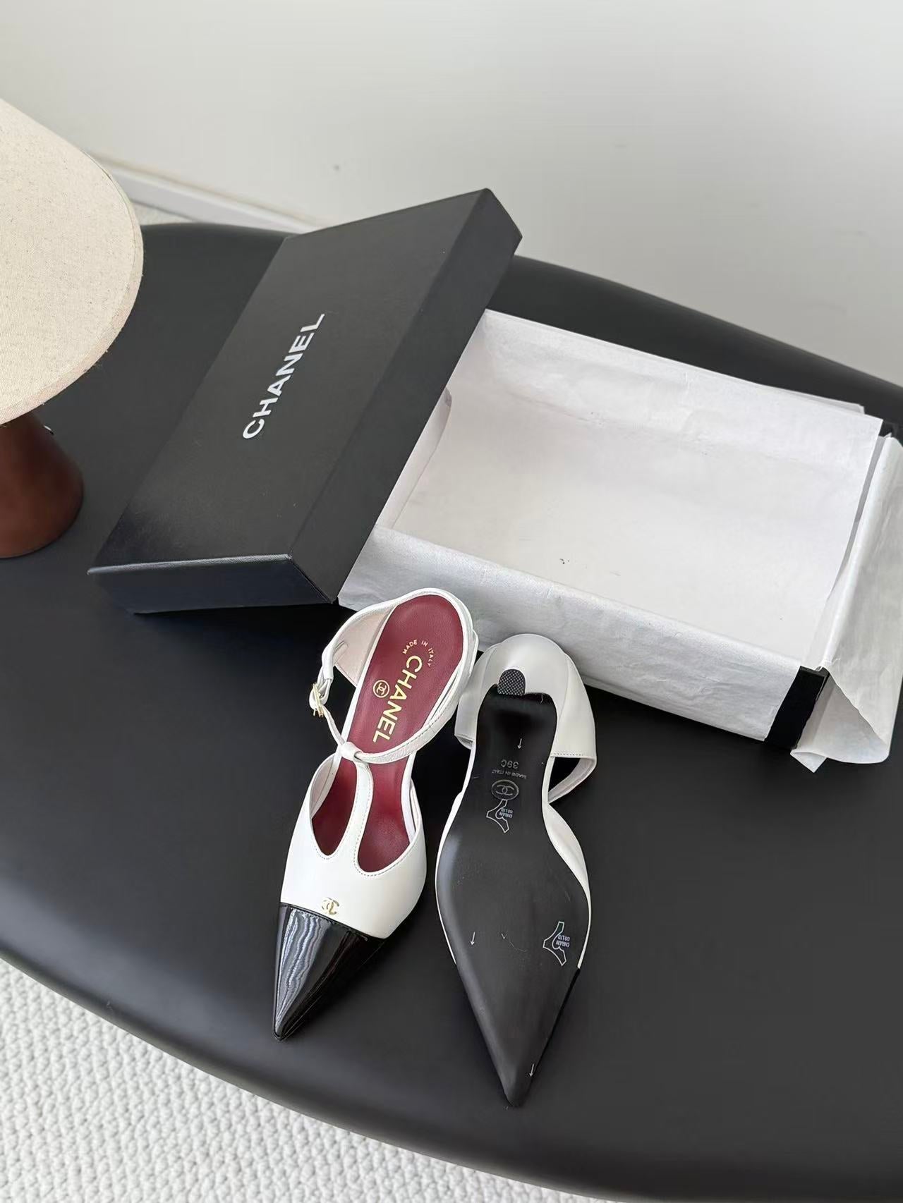 CHANEL 26S SLINGBACK PUMPS IN WHITE LAMBSKIN & BLACK PATENT LEATHER