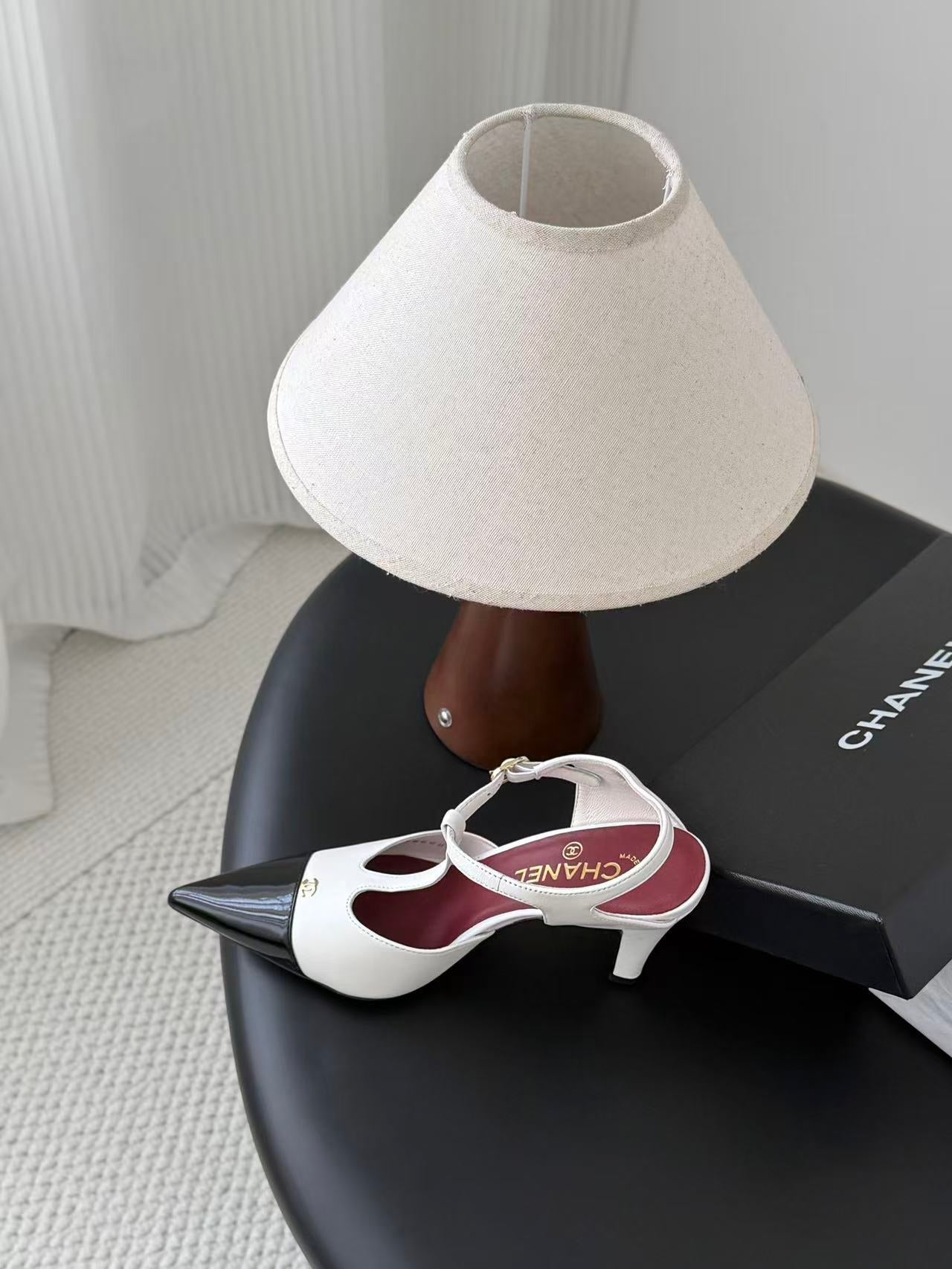 CHANEL 26S SLINGBACK PUMPS IN WHITE LAMBSKIN & BLACK PATENT LEATHER
