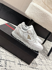 PRADA 25S MEN SNEAKERS LOGO IN WHITE AND LIGHT GRAY NUBUCK AND CANVAS