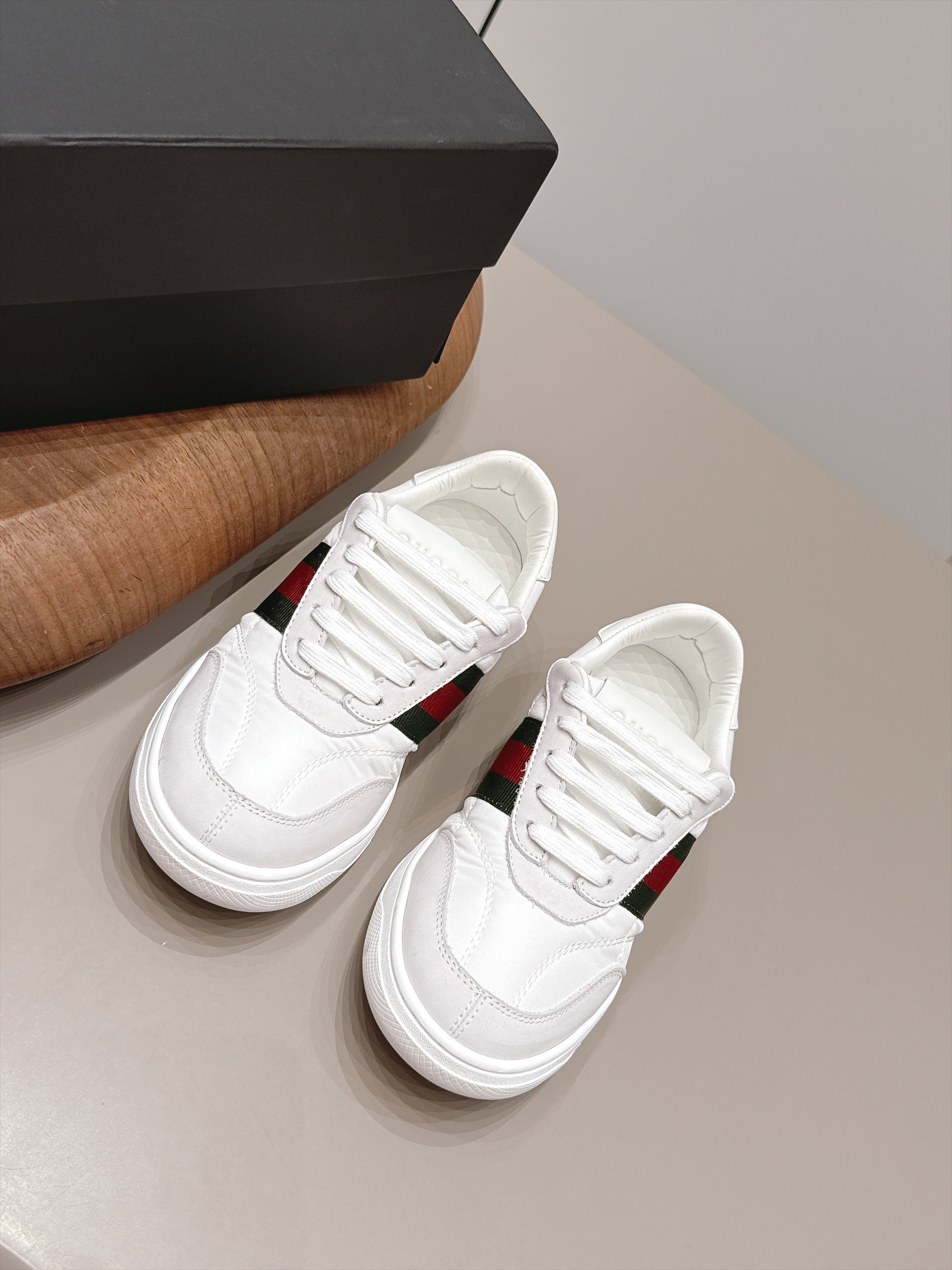 GUCCI 26S SNEAKERS IN WHITE SUEDE AND FABRIC