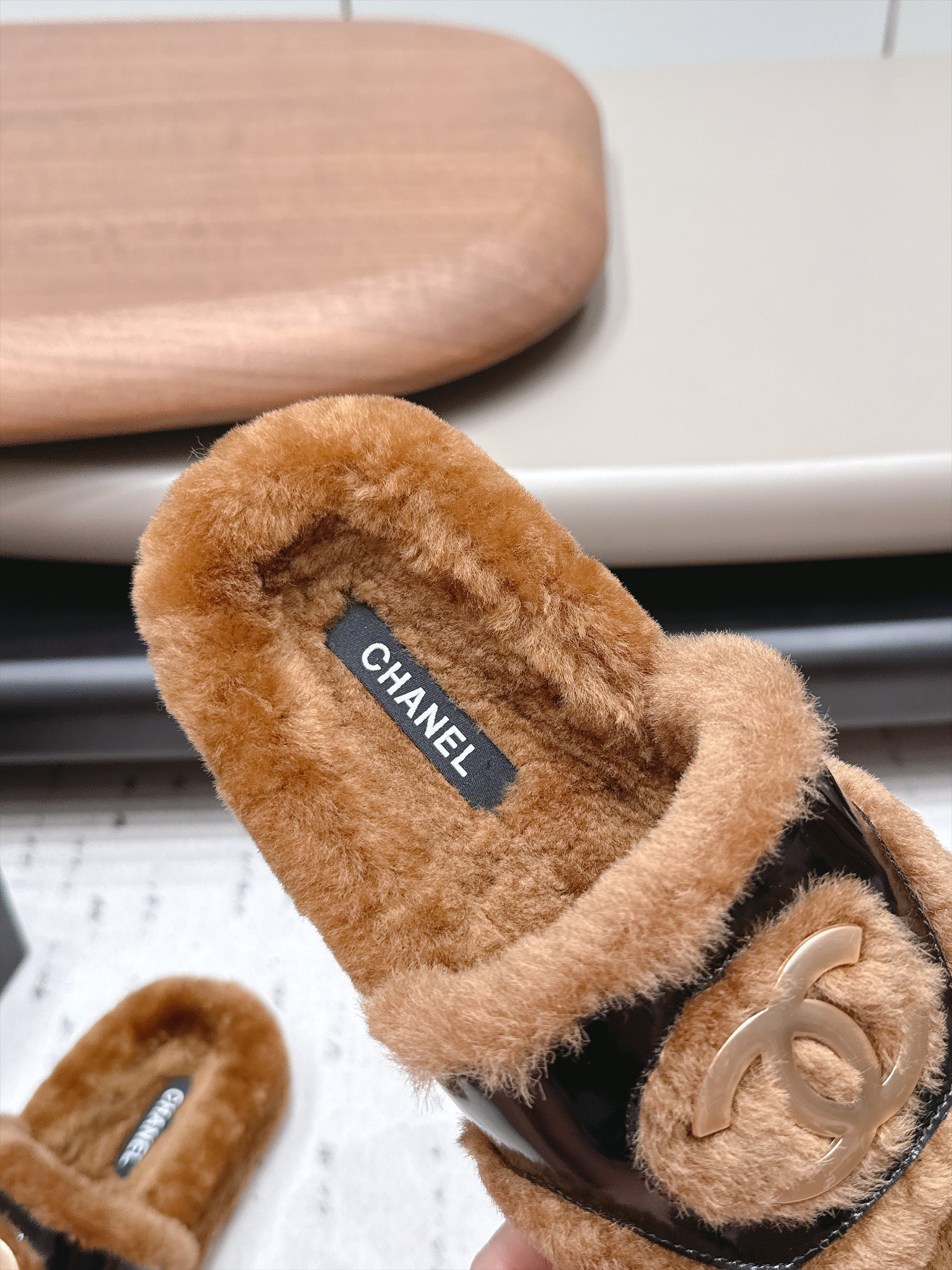 CHANEL 26S SLIDE SANDALS IN BROWN SHEARLING AND BLACK STRAP