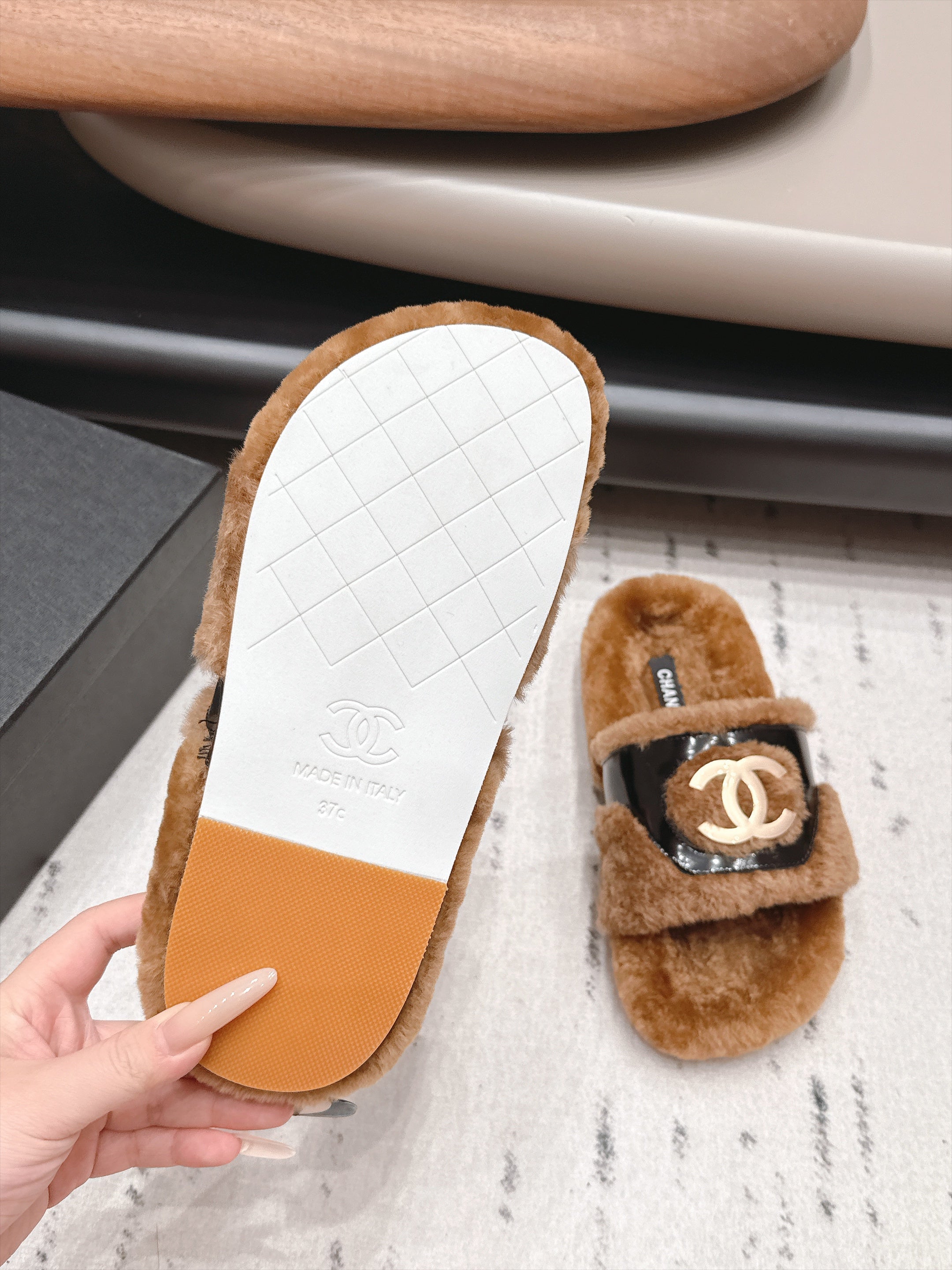 CHANEL 26S SLIDE SANDALS IN BROWN SHEARLING AND BLACK STRAP
