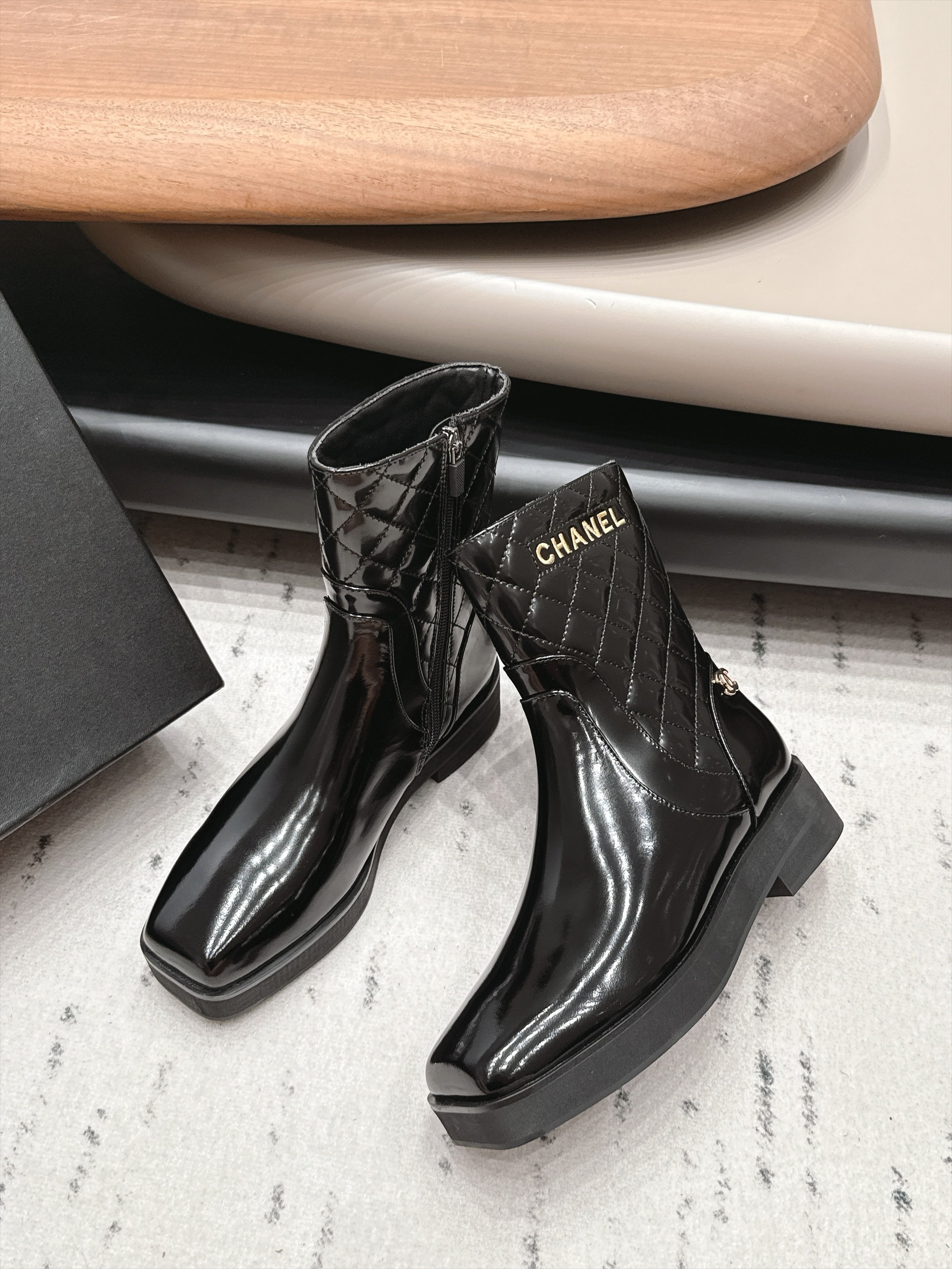 CHANEL 26S ANKLE BOOTS 40MM IN BLACK CALFSKIN PATENT AND QUILTED