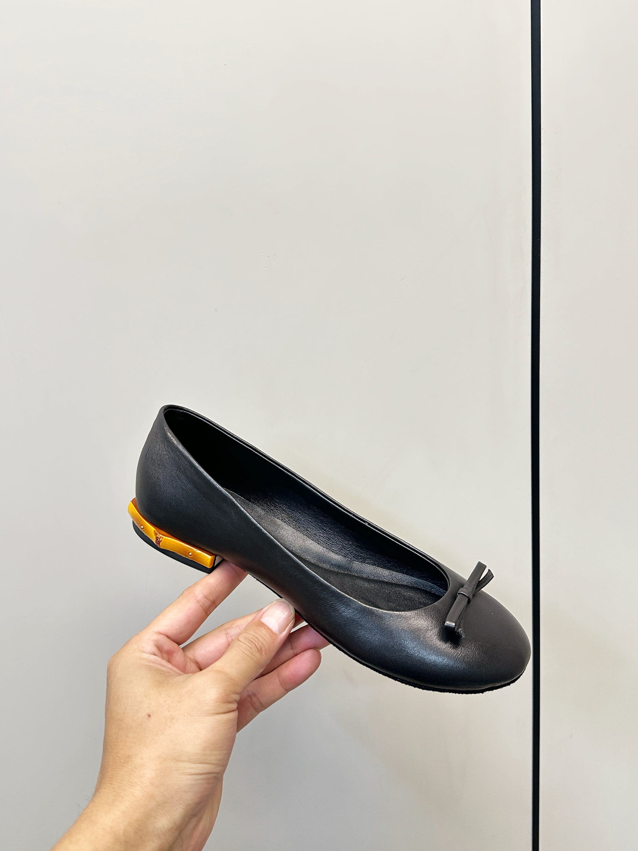 GUCCI 26S ROUND TOE BALLET FLATS IN BLACK LAMBSKIN