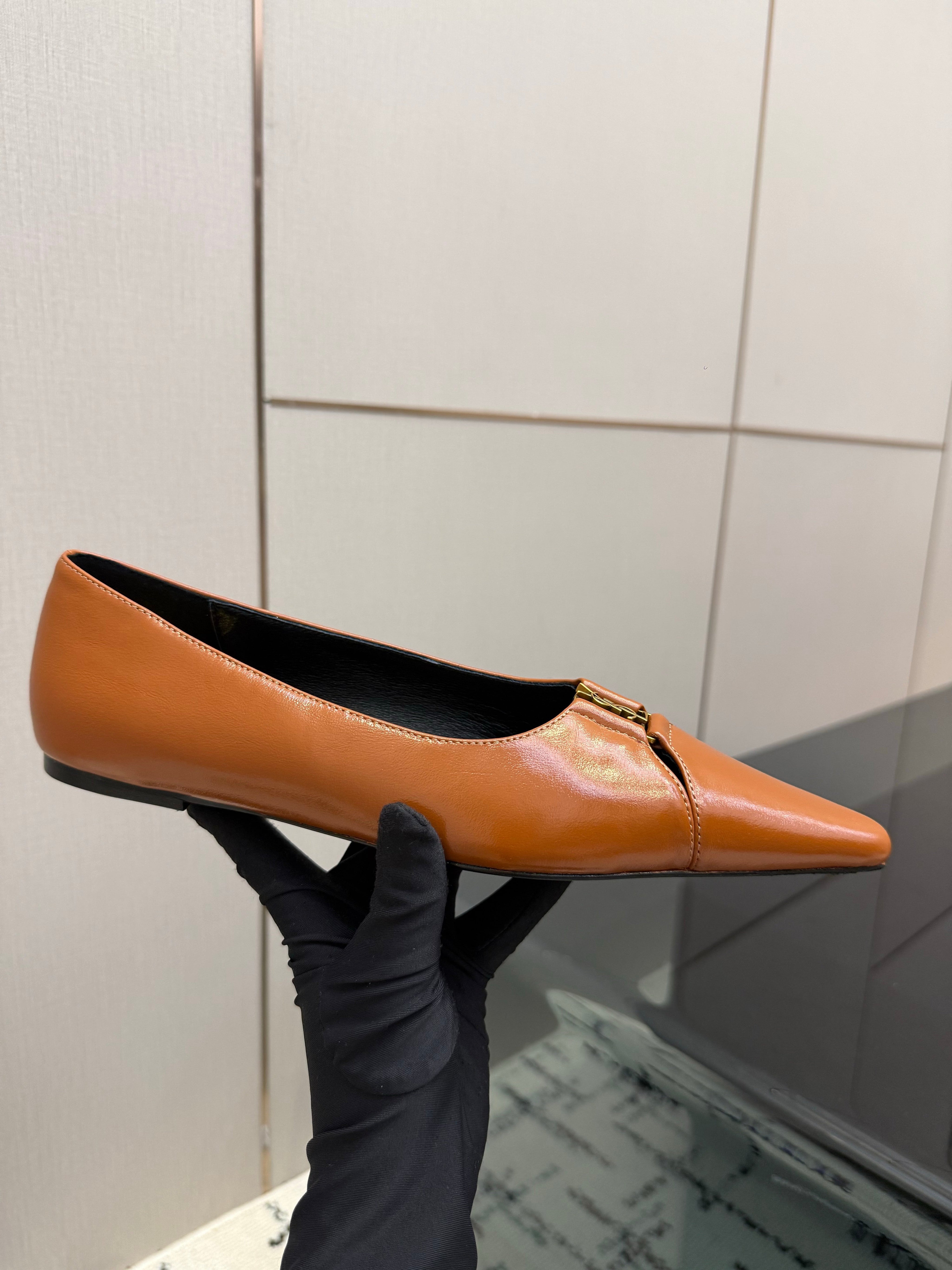 YSL 26S POINTED TOE FLATS IN ORANGE CALFSKIN PATENT WITH YSL LOGO HARDWARE