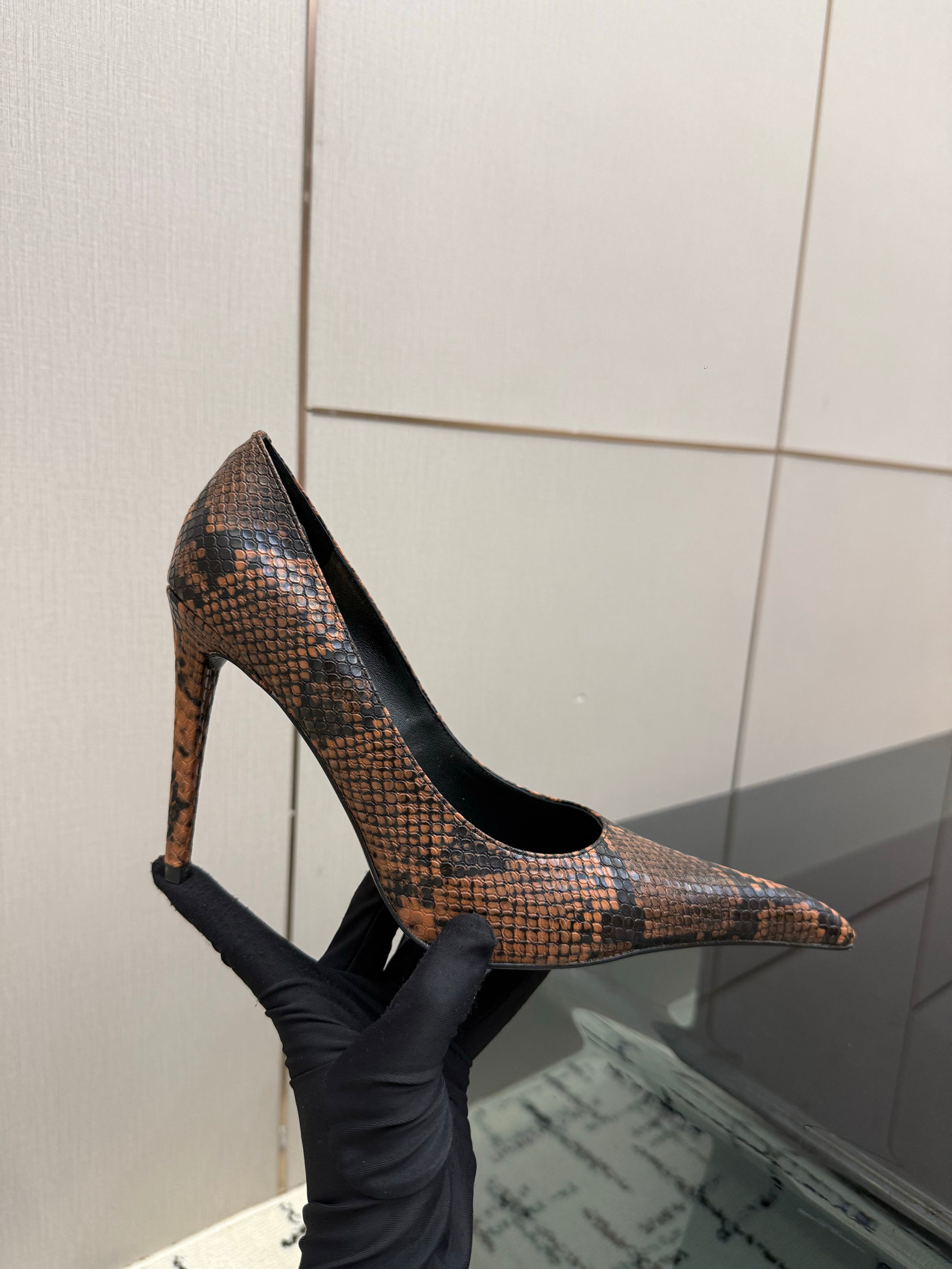 YSL 26S POINTED TOE HIGH HEEL PUMPS 100 MM IN BLACK AND BROWN SNAKE EMBOSSED LEATHER