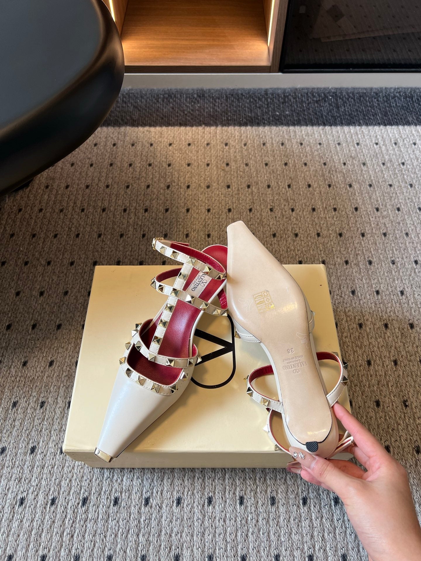 VALENTINO 26S ROCKSTUD HIGH HEELS 40 MM IN OFF WHITE CALFSKIN