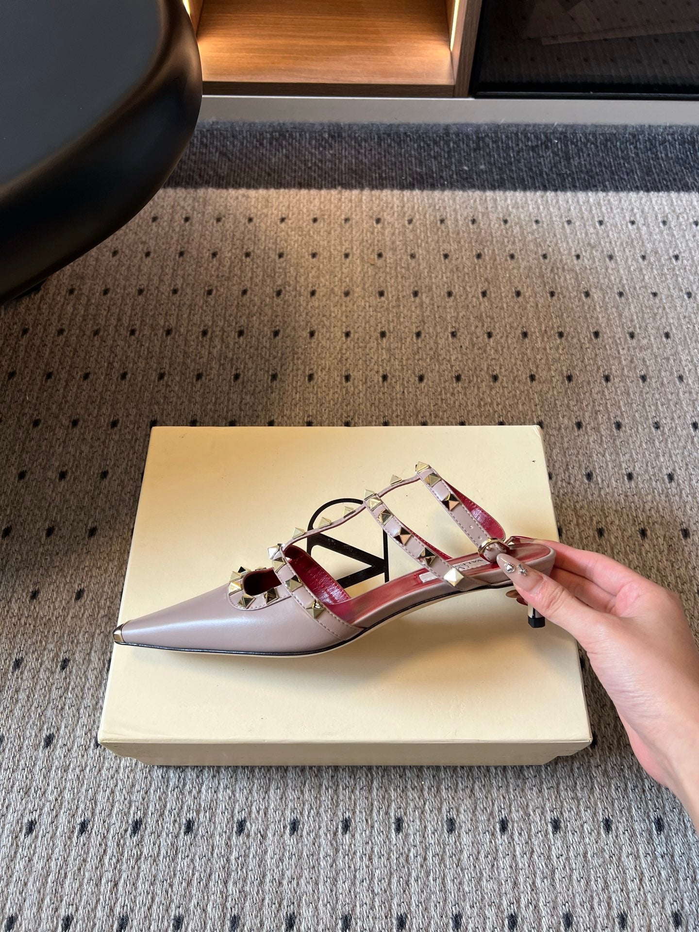 VALENTINO 26S ROCKSTUD HIGH HEELS 40 MM IN BEIGE CALFSKIN