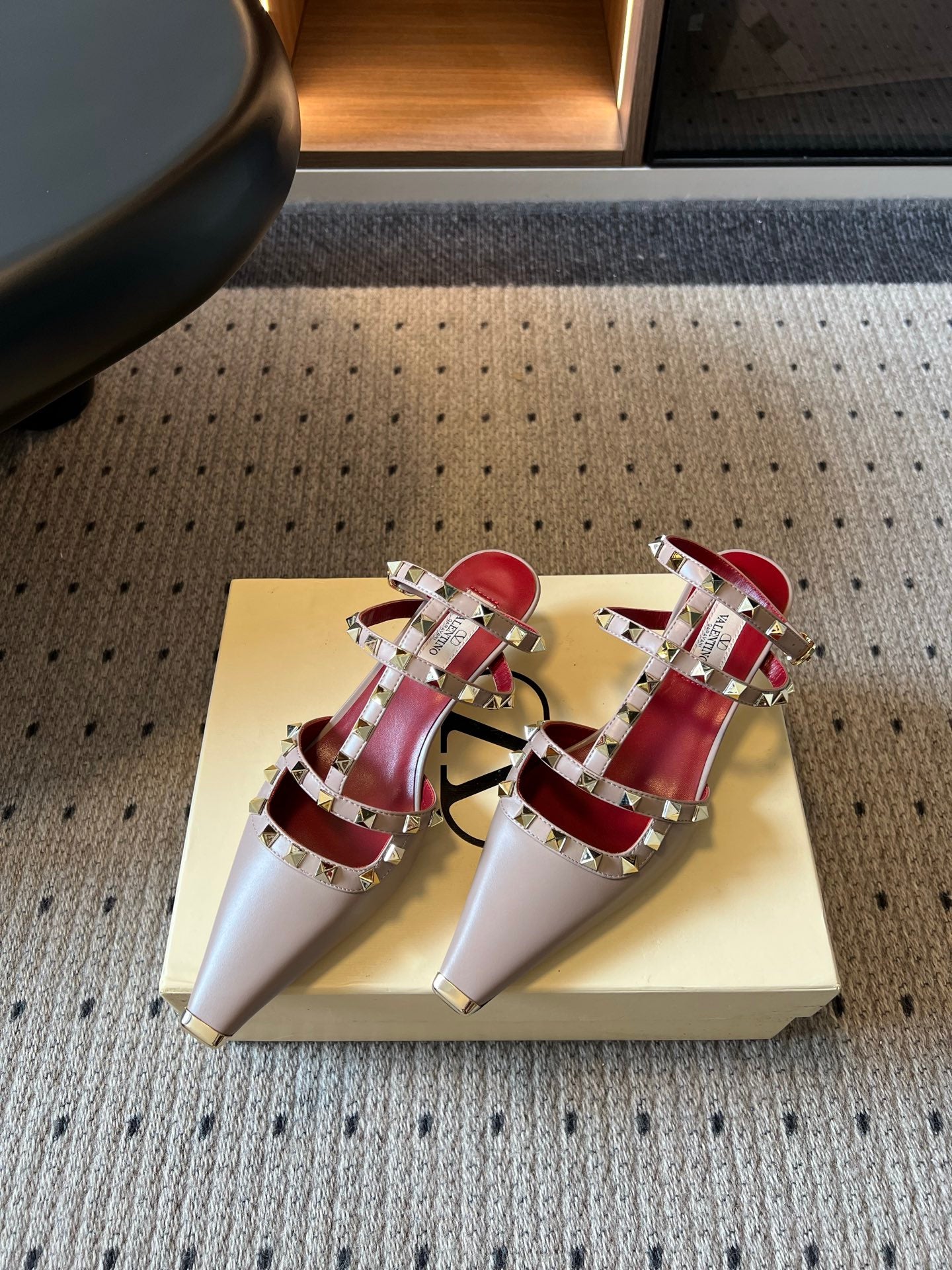 VALENTINO 26S ROCKSTUD HIGH HEELS 40 MM IN BEIGE CALFSKIN