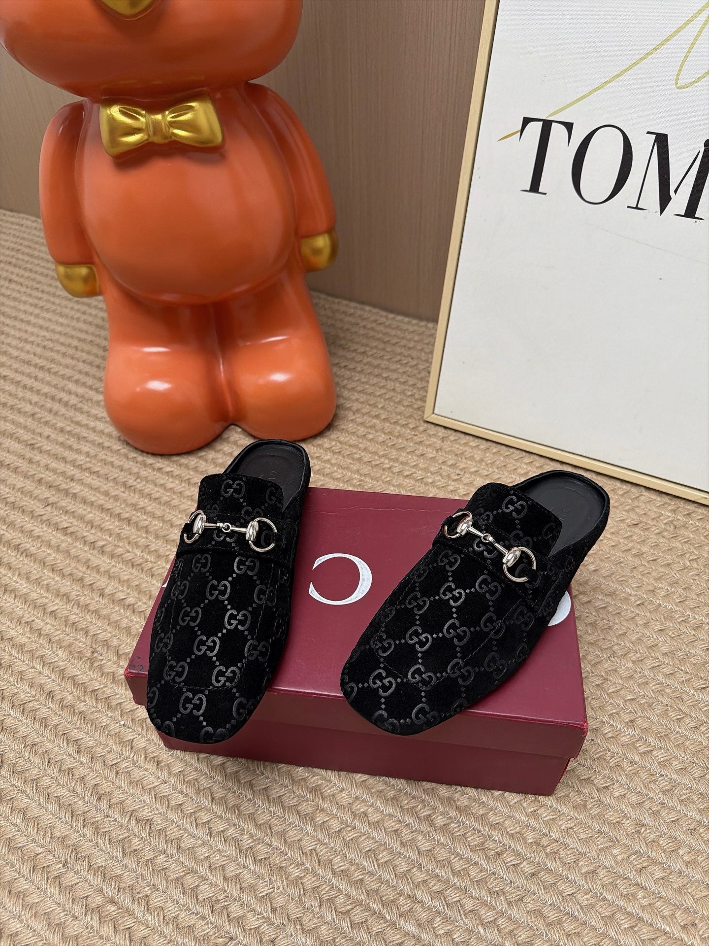 GUCCI 26S FLAT MULES IN BLACK GG EMBOSSED SUEDE