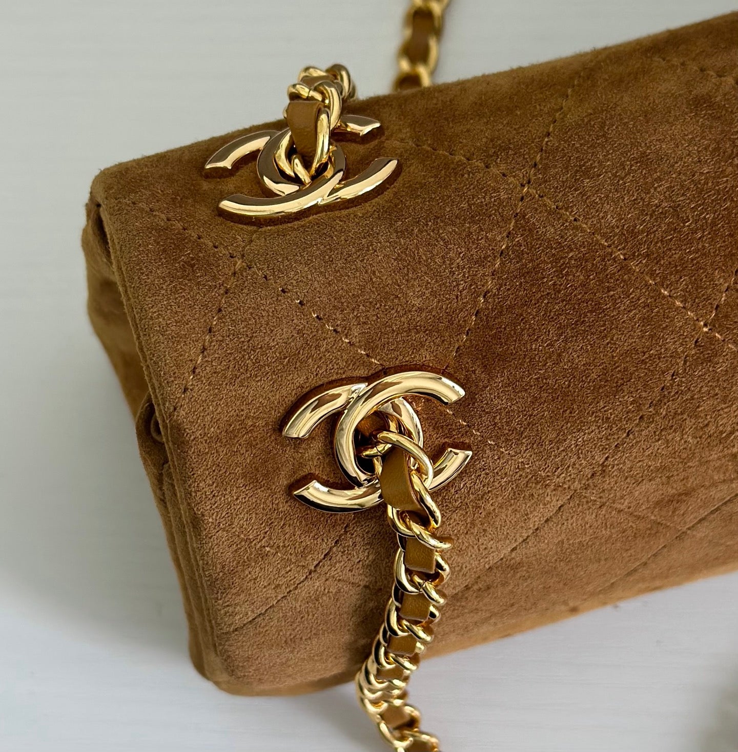CHANEL 26S CLASSIC FLAP BAG 22 IN BROWN QUILTED SUEDE