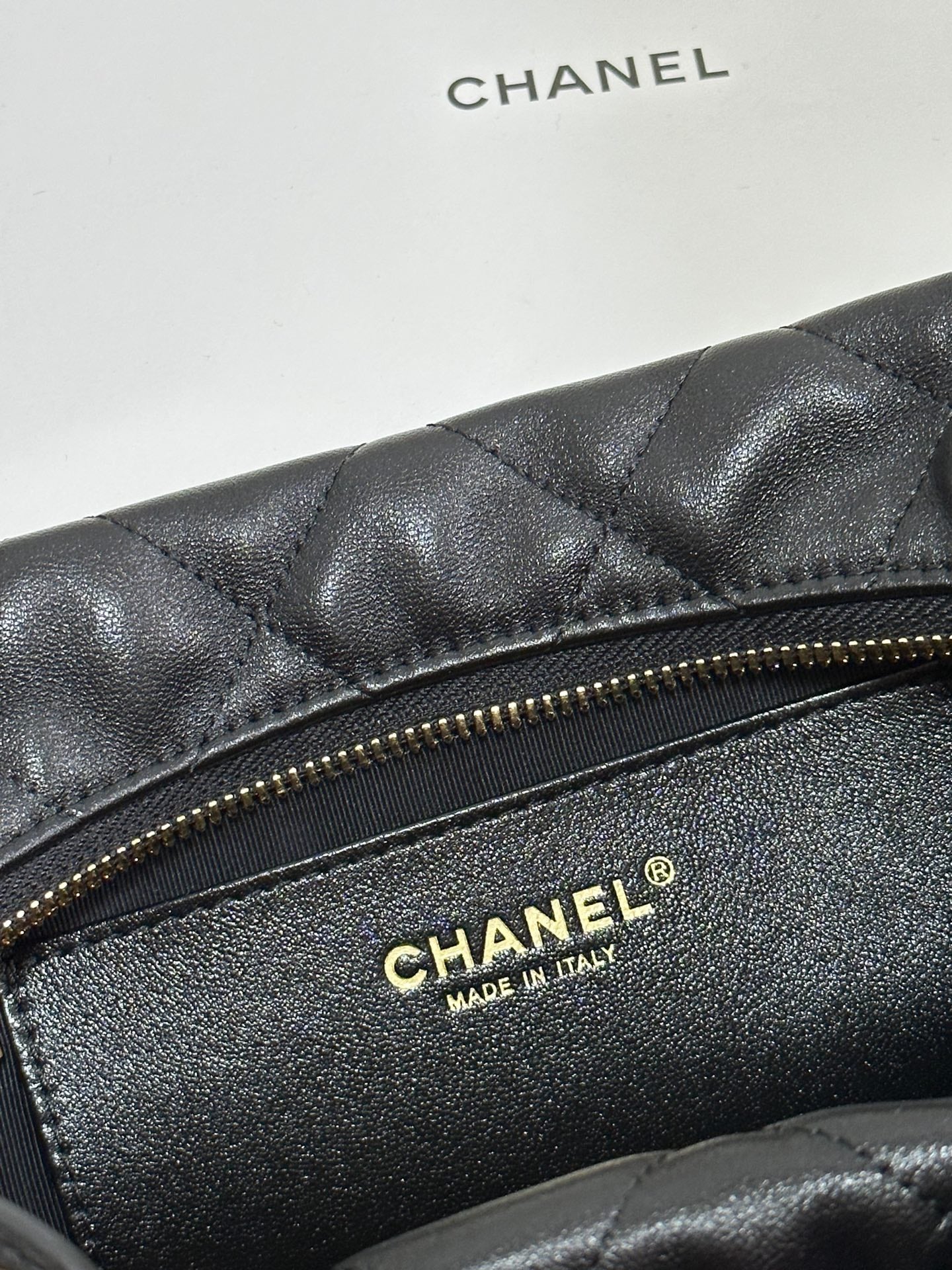 QUILTED HOBO CARGO BAG 31 IN BLACK CALFSKIN GOLD CHAIN