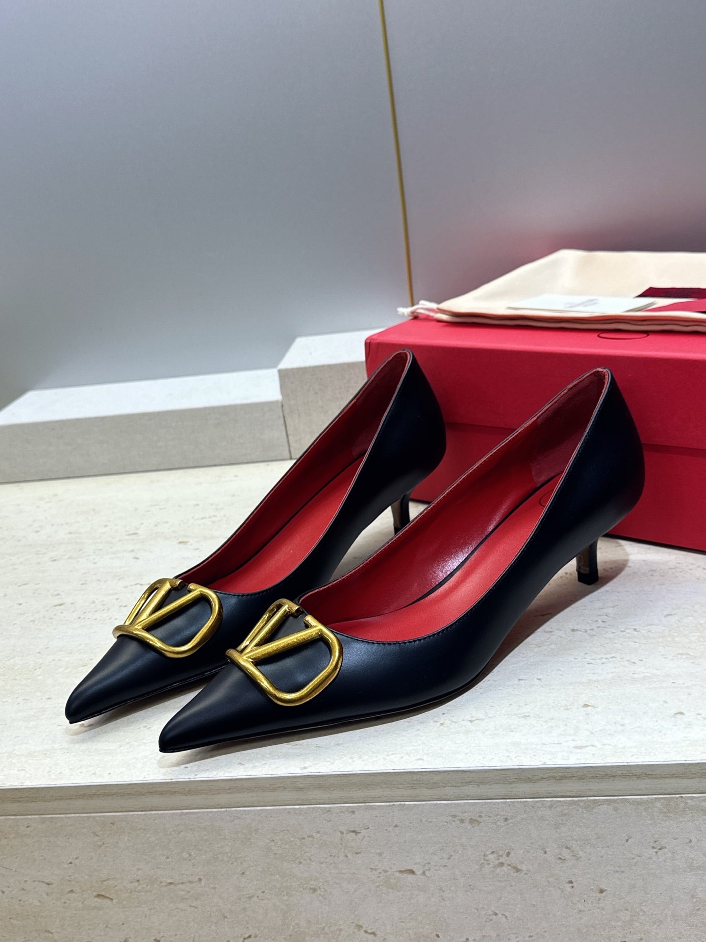 VALENTINO 26S HIGH HEELS 40 MM IN BLACK CALFSKIN WITH GOLD HARDWARE