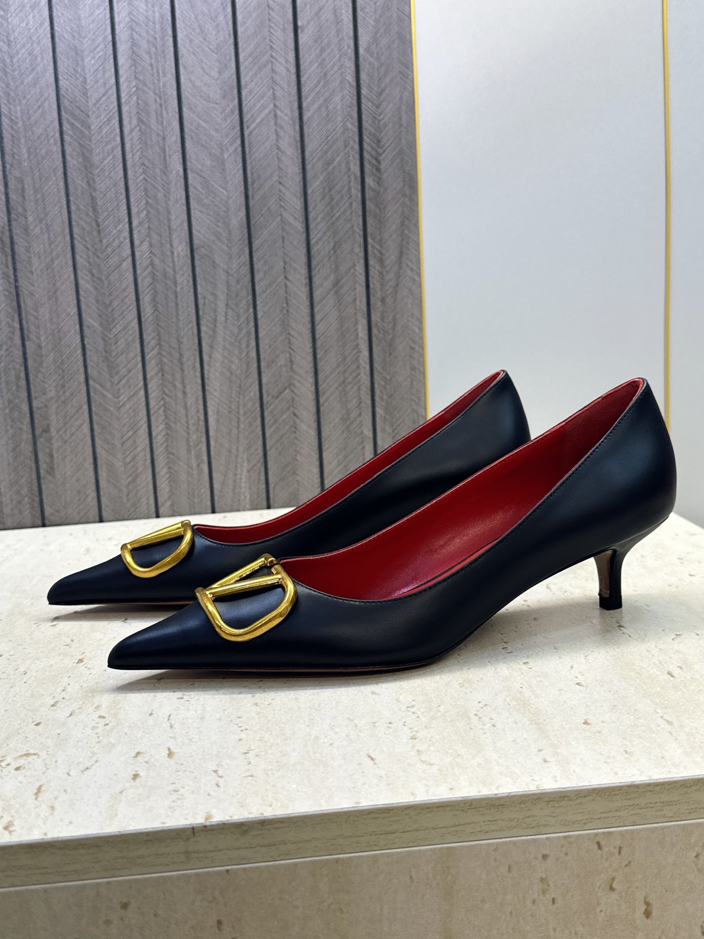 VALENTINO 26S HIGH HEELS 40 MM IN BLACK CALFSKIN WITH GOLD HARDWARE