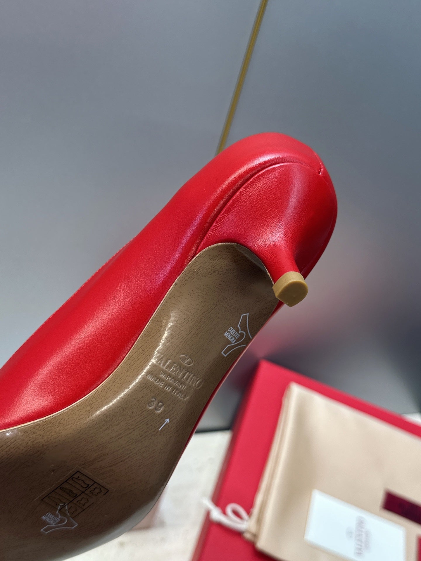 VALENTINO 26S HIGH HEELS 40 MM IN RED CALFSKIN WITH GOLD HARDWARE