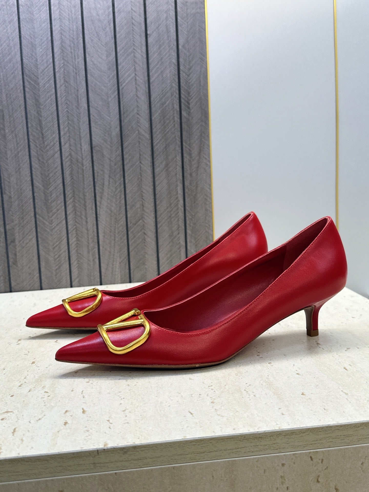 VALENTINO 26S HIGH HEELS 40 MM IN RED CALFSKIN WITH GOLD HARDWARE